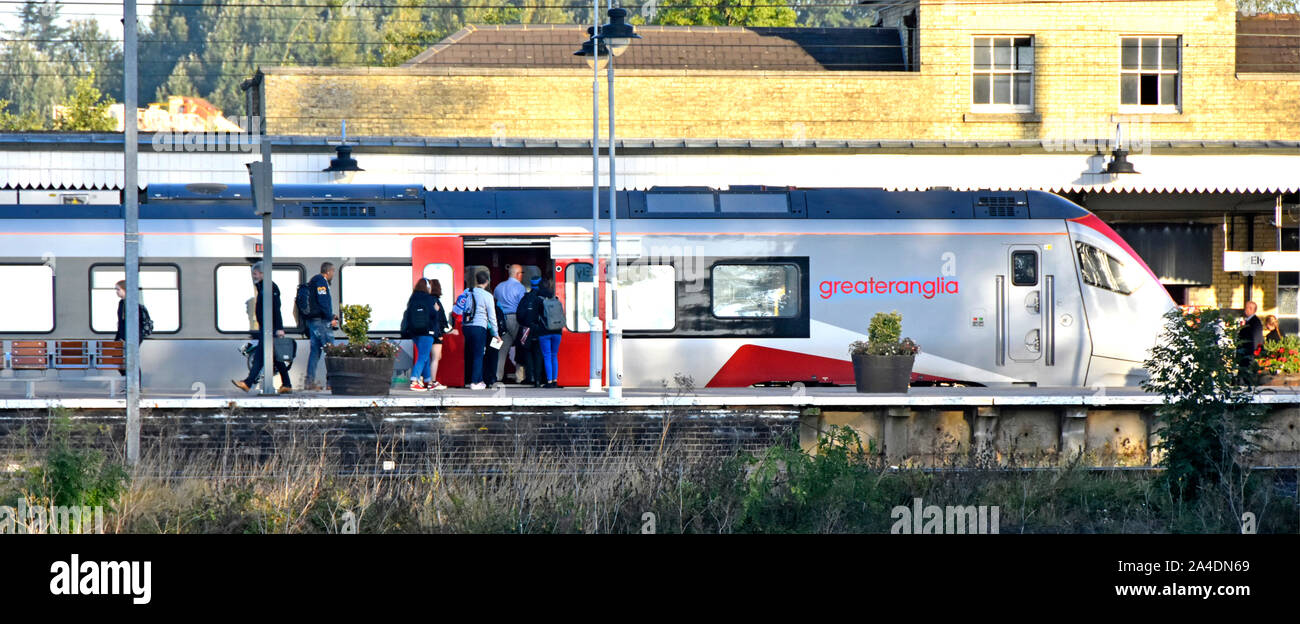 Am-Gruppe der Pendler am frühen Morgen Leute auf Ely Bahnhof Plattform auf 7.29 Boarding mehr Anglia Waggon Cambridgeshire England Großbritannien Stockfoto