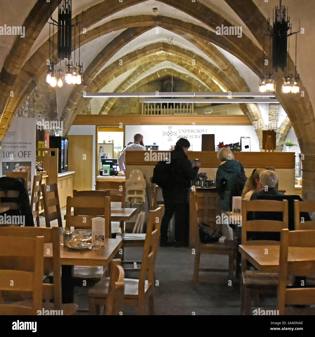 Kunden Undercroft Restaurant Cafe im Inneren des Norman CofE Durham Kathedrale Kirche ein UNESCO-Weltkulturerbe England Großbritannien Stockfoto
