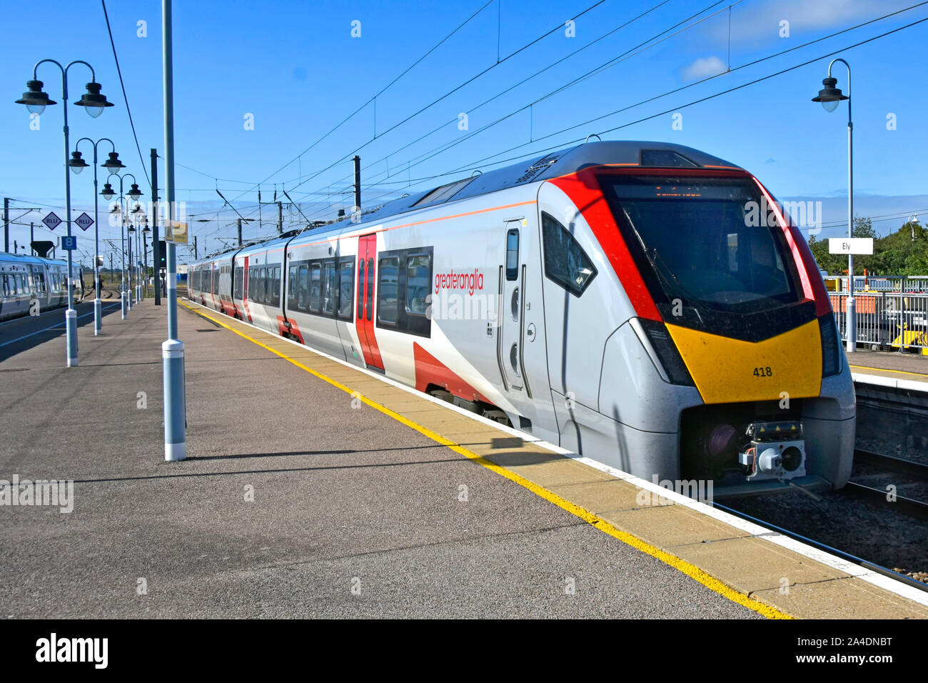 Mehr Anglia Klasse 755 Bi-Mode Multiple Unit von Stadler Rail Passenger Train gebaut fährt Ely Bahnhof Plattform Cambridgeshire England Großbritannien Stockfoto