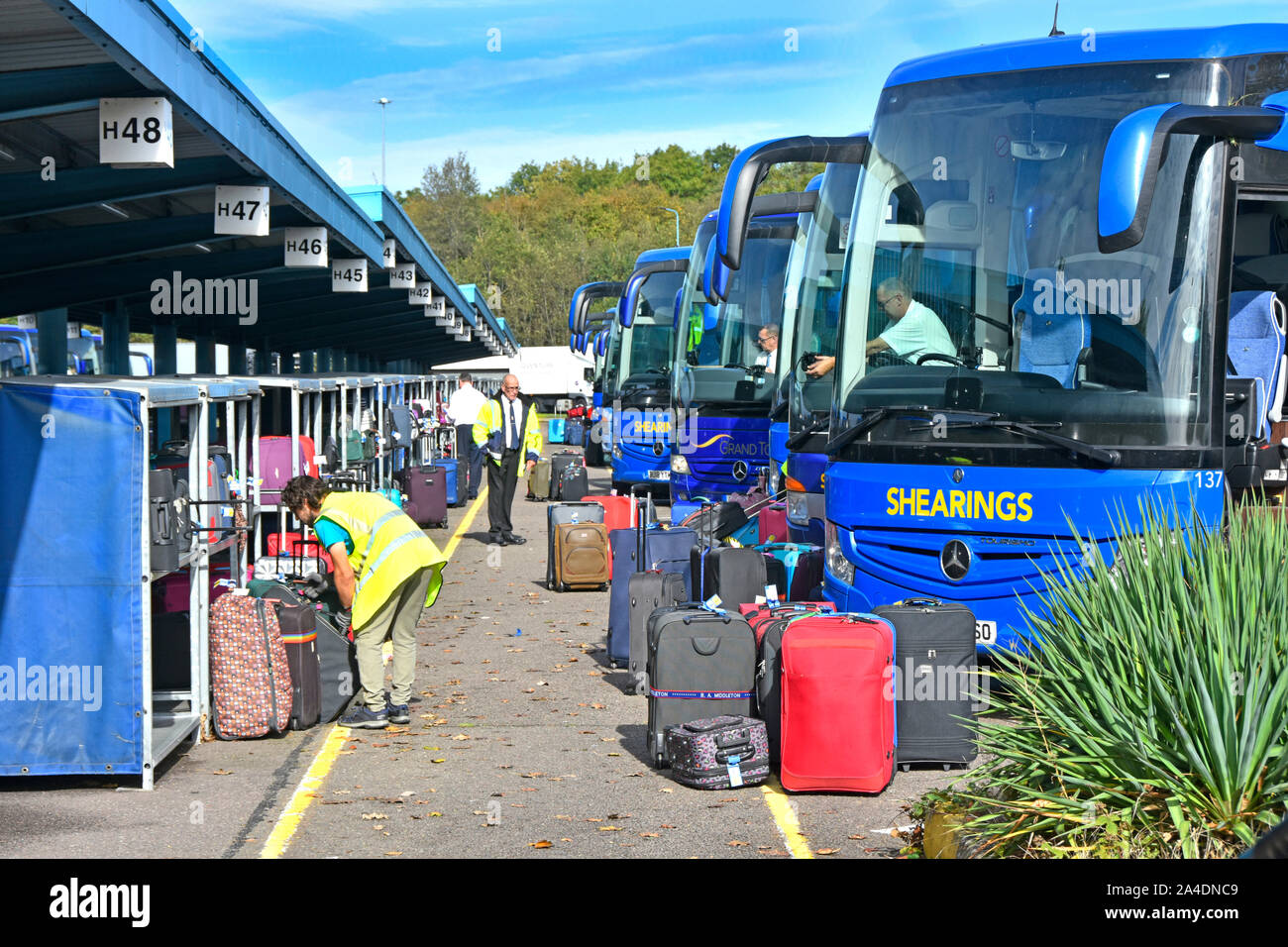 Outdoor Gepäck Logistikdrehscheibe für Sortieren und Verladen Passagiere urlaub Koffer auf Shearings Trainer Scratchwood Services North London England Großbritannien Stockfoto