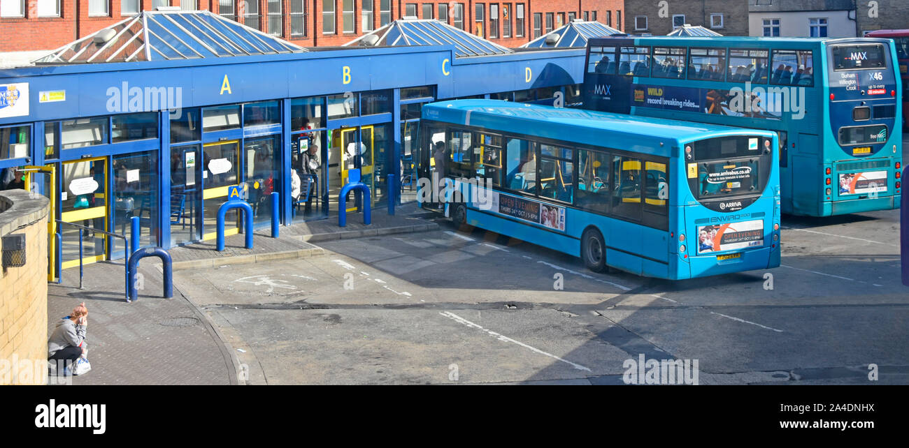 Durham öffentliche Verkehrsmittel Bus station&Single Deck und Double Decker Bus Laden von überdachten Pkw Wartebereich & Überschreitung Leitplanken England Großbritannien Stockfoto