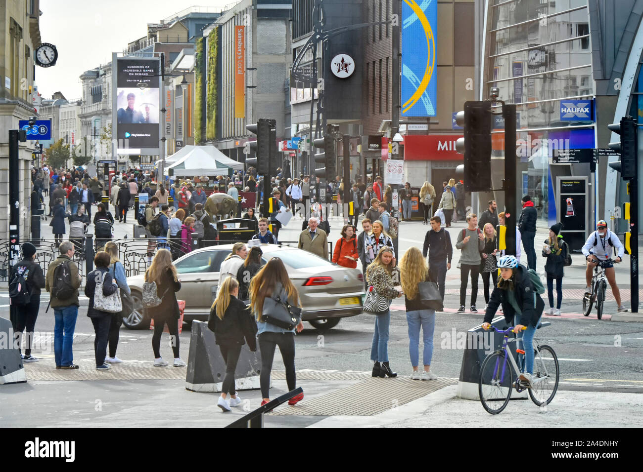 Newcastle Upon Tyne besetzt überfüllten Innenstadt Start der Geschäfte & Fußgängerzone Straße Käufer warten an Ampeln Tyne und England UK Verschleiß Stockfoto