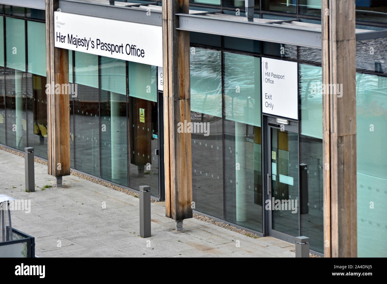Auf der Suche bei Durham Eingang & Ausgang Türen zu Passport Office Ihrer Majestät Gebäude das Regionalbüro in der Grafschaft Durham England Großbritannien Stockfoto