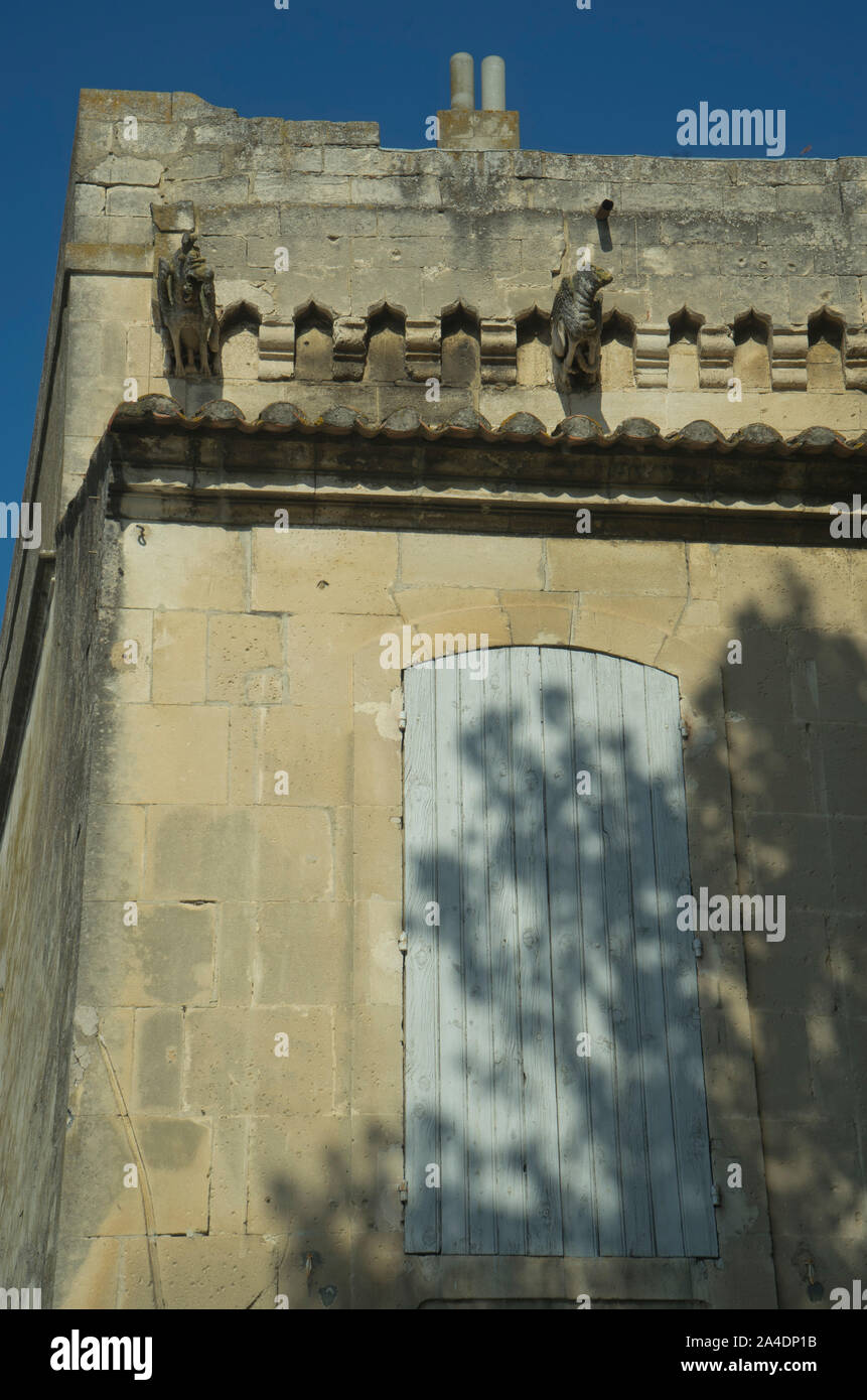 Aspekt der traditionellen Fenster und Wände in der malerischen Altstadt von Arles im Süden Frankreichs Stockfoto