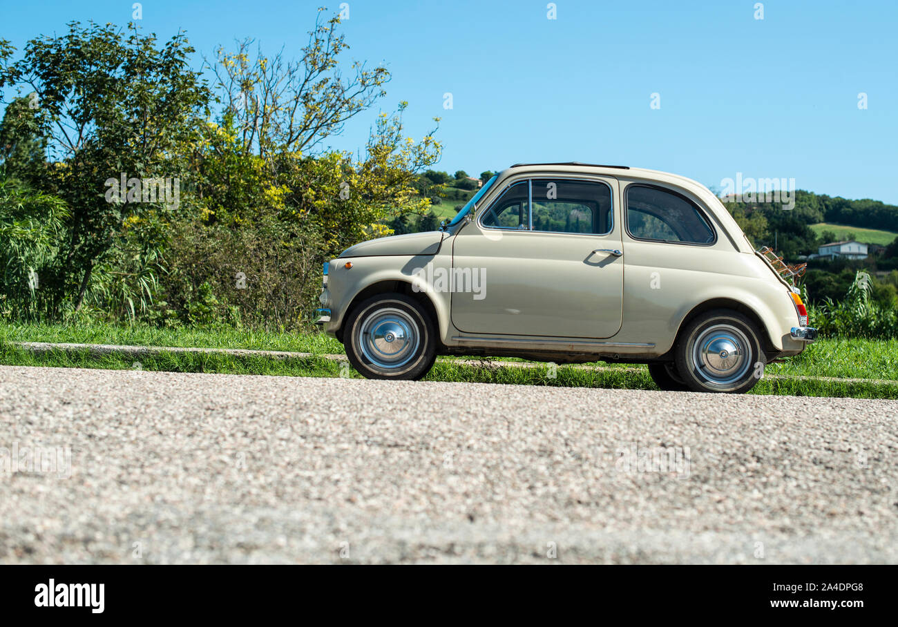 Vintage beige Farbe Auto. Kleines altes Auto. Italienische Autos. Sonnigen Tag Stockfoto