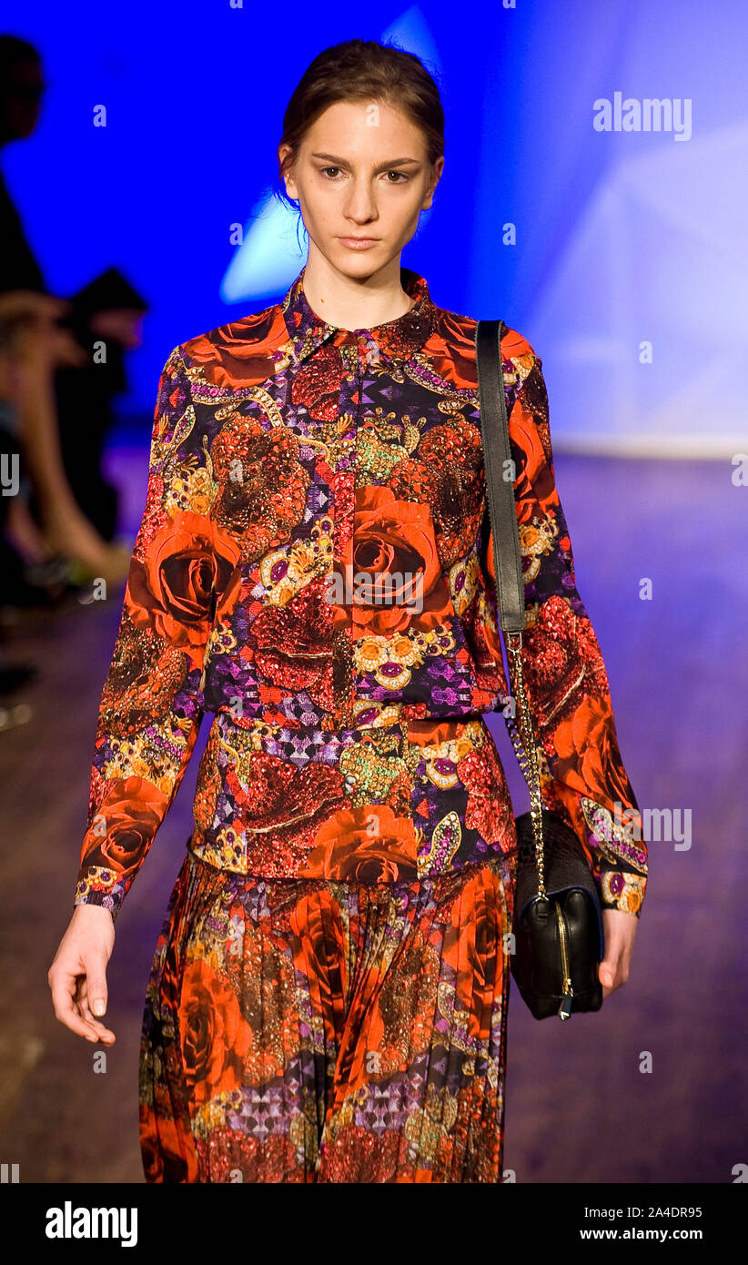 Foto muss Gutgeschrieben © Jeff Spicer/Alpha Presse 076892 17/02/2013 Model auf dem Laufsteg an der Matthew Williamson Fashion Show im Herbst Winter London Fashion 2013 Woche 2013 Stockfoto