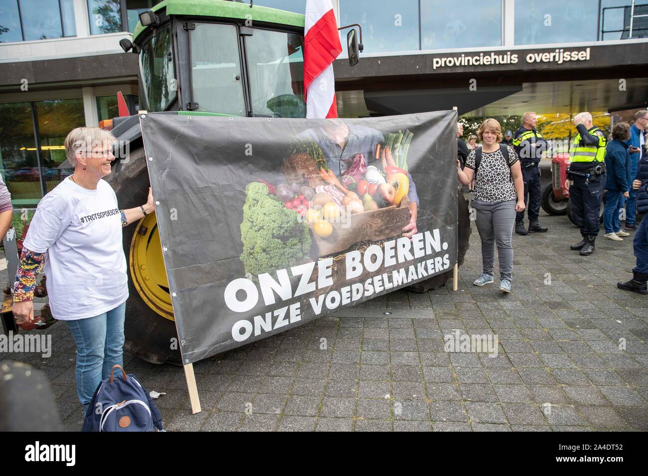 Zwolle, Niederlande. 14 Okt, 2019. Zwolle, 14-10-2019, Overijssel, dutchnews Provinciehuis. Landwirte und LTO-Protest gegen Stickstoff Regeln gegen Bauern. Credit: Pro Schüsse/Alamy leben Nachrichten Stockfoto