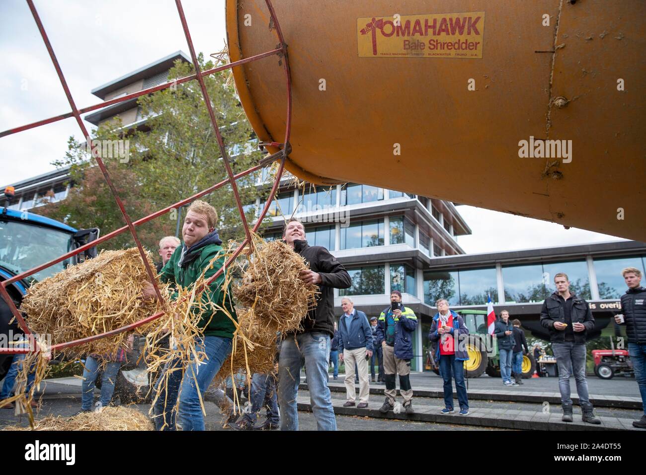 Zwolle, Niederlande. 14 Okt, 2019. Zwolle, 14-10-2019, Overijssel, dutchnews Provinciehuis. Landwirte und LTO-Protest gegen Stickstoff Regeln gegen Bauern. Credit: Pro Schüsse/Alamy leben Nachrichten Stockfoto