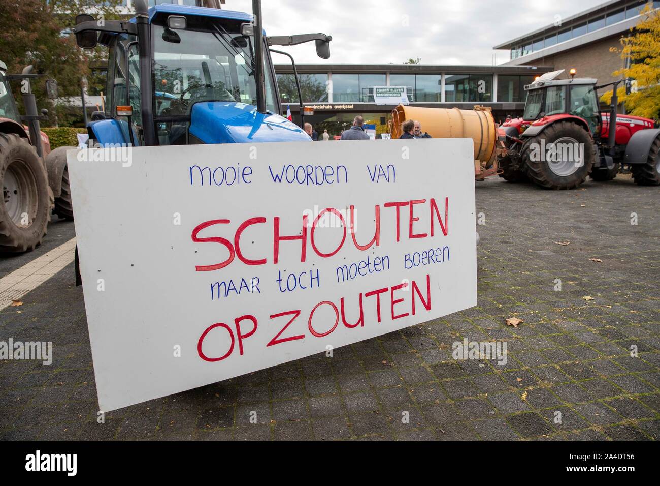 Zwolle, Niederlande. 14 Okt, 2019. Zwolle, 14-10-2019, Overijssel, dutchnews Provinciehuis. Landwirte und LTO-Protest gegen Stickstoff Regeln gegen Bauern. Credit: Pro Schüsse/Alamy leben Nachrichten Stockfoto