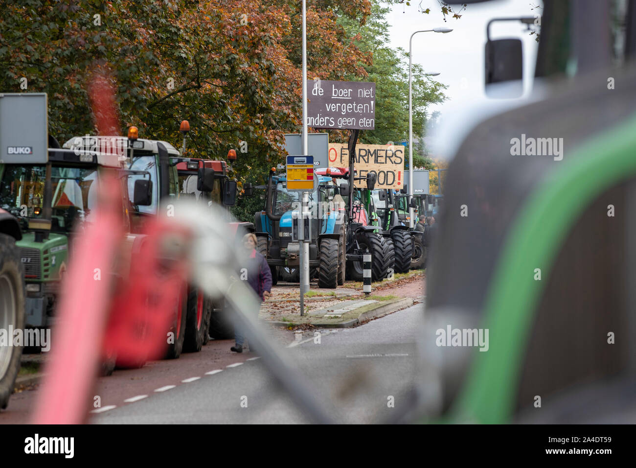Zwolle, Niederlande. 14 Okt, 2019. Zwolle, 14-10-2019, Overijssel, dutchnews Provinciehuis. Landwirte und LTO-Protest gegen Stickstoff Regeln gegen Bauern. Credit: Pro Schüsse/Alamy leben Nachrichten Stockfoto
