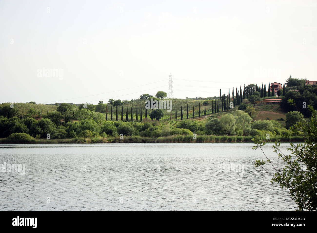 Einen erfrischenden See in der Mitte der Landschaft der Toskana, in der Maremma Massa Marittima Stockfoto