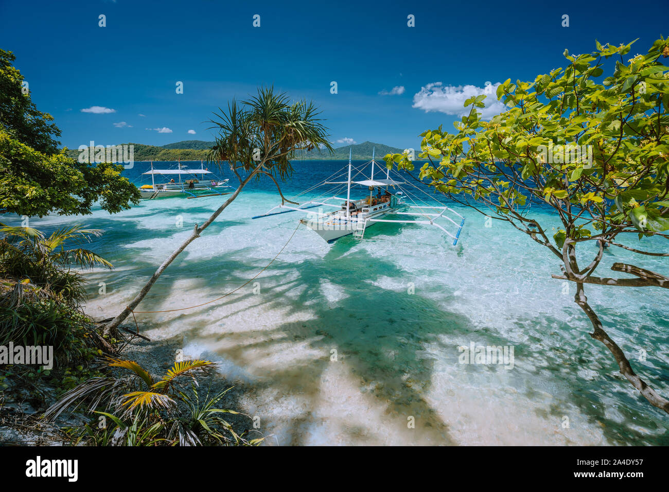 El Nido, Palawan, Philippinen. Island Hopping tour mit traumhaften exotischen Landschaft mit traditionellen Filippino banca Boot vertäut im türkisfarbenen Meer Wasser. Stockfoto