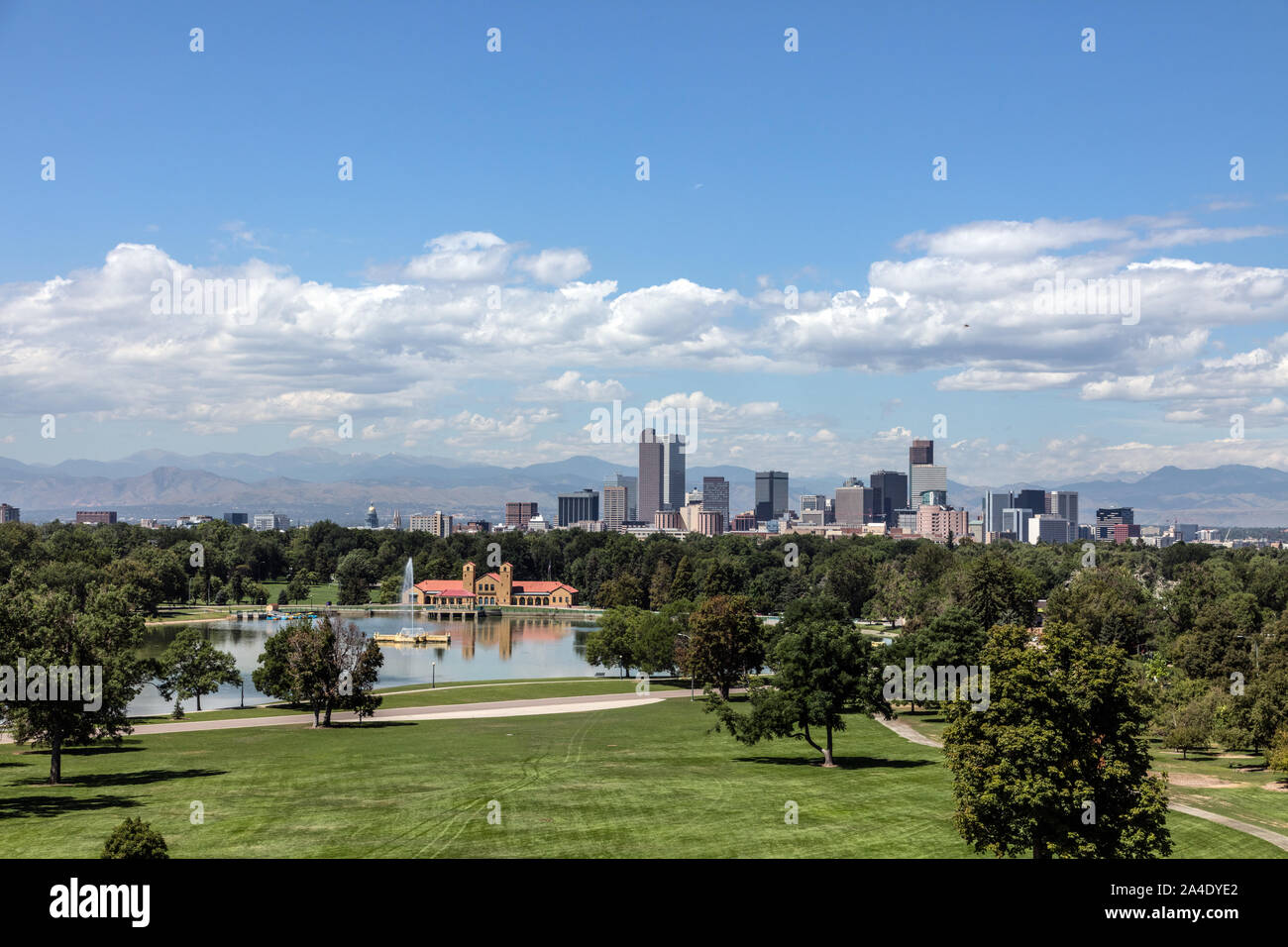 Die Skyline von Denver, Colorado, über Ferril See im Stadtpark, von der Anschutz Familie Sky Terrace am Denver Museum der Natur & Wissenschaft Stockfoto