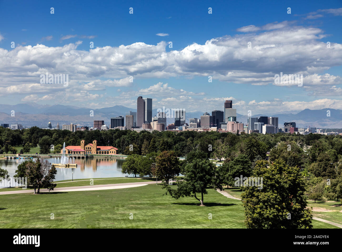 Die Skyline von Denver, Colorado, über Ferril See im Stadtpark, von der Anschutz Familie Sky Terrace am Denver Museum der Natur & Wissenschaft Stockfoto