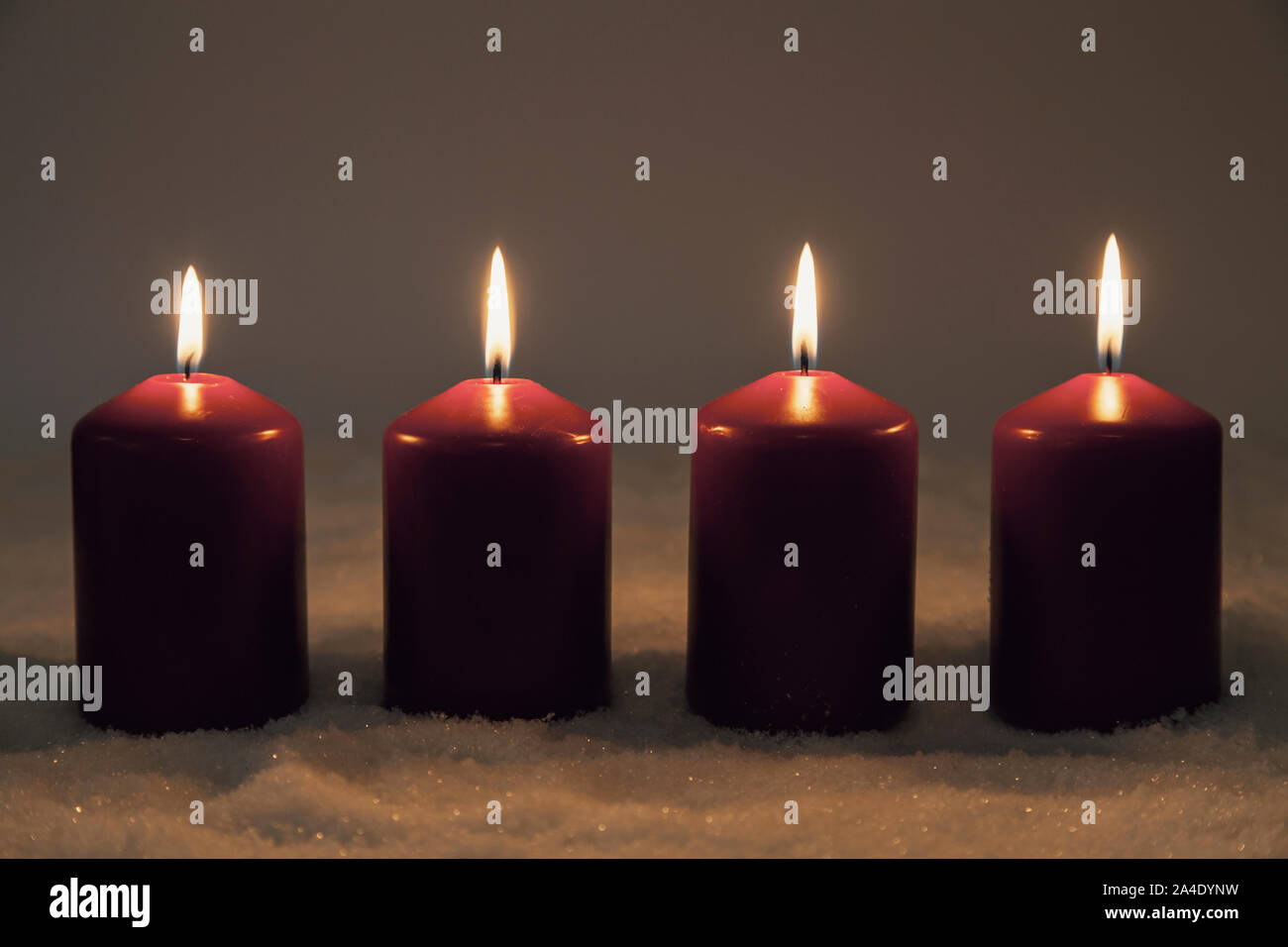 Vierten Advent mit vier brennenden Kerzen Stockfoto