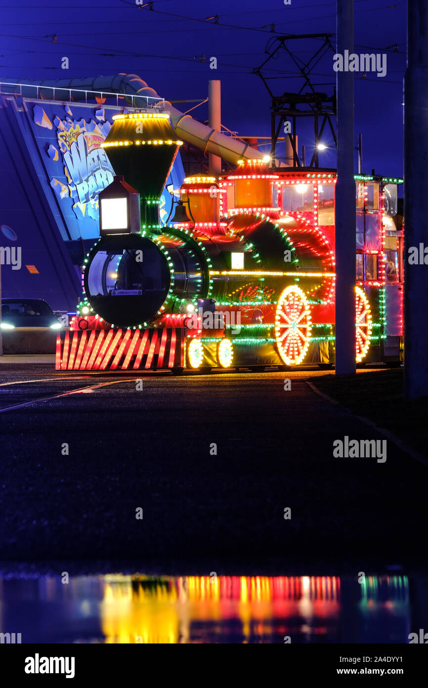 Eine beleuchtete Blackpool Tram von der Water Park Attraktion auf der Promenade Stockfoto