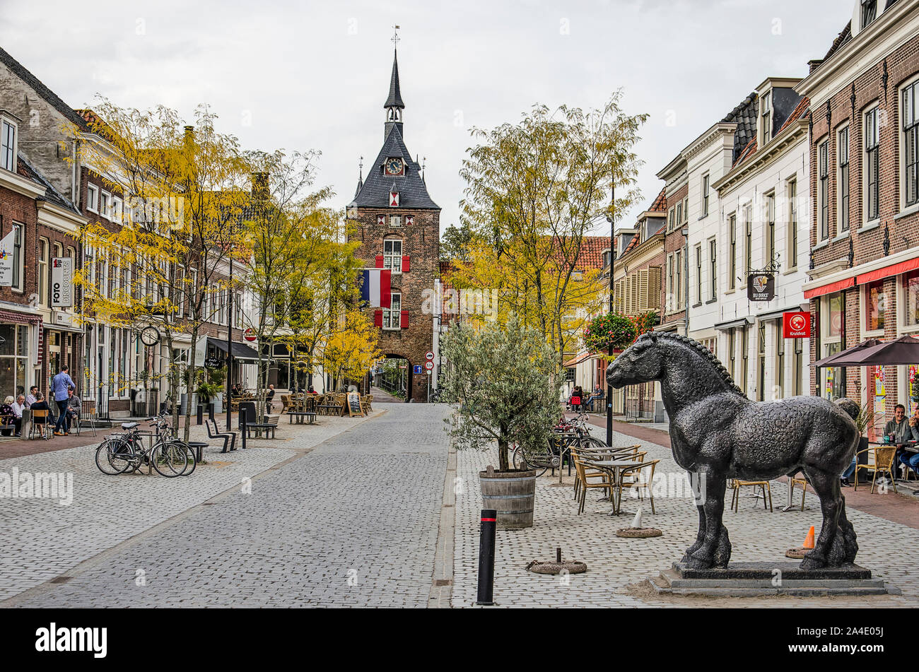 Vianen, Niederlande, 13. Oktober 2019: Ansicht der Voorstraat, wichtigsten Stret in der Altstadt, mit historischen Häusern, Turm und Tor, Straßencafes, ein hors Stockfoto