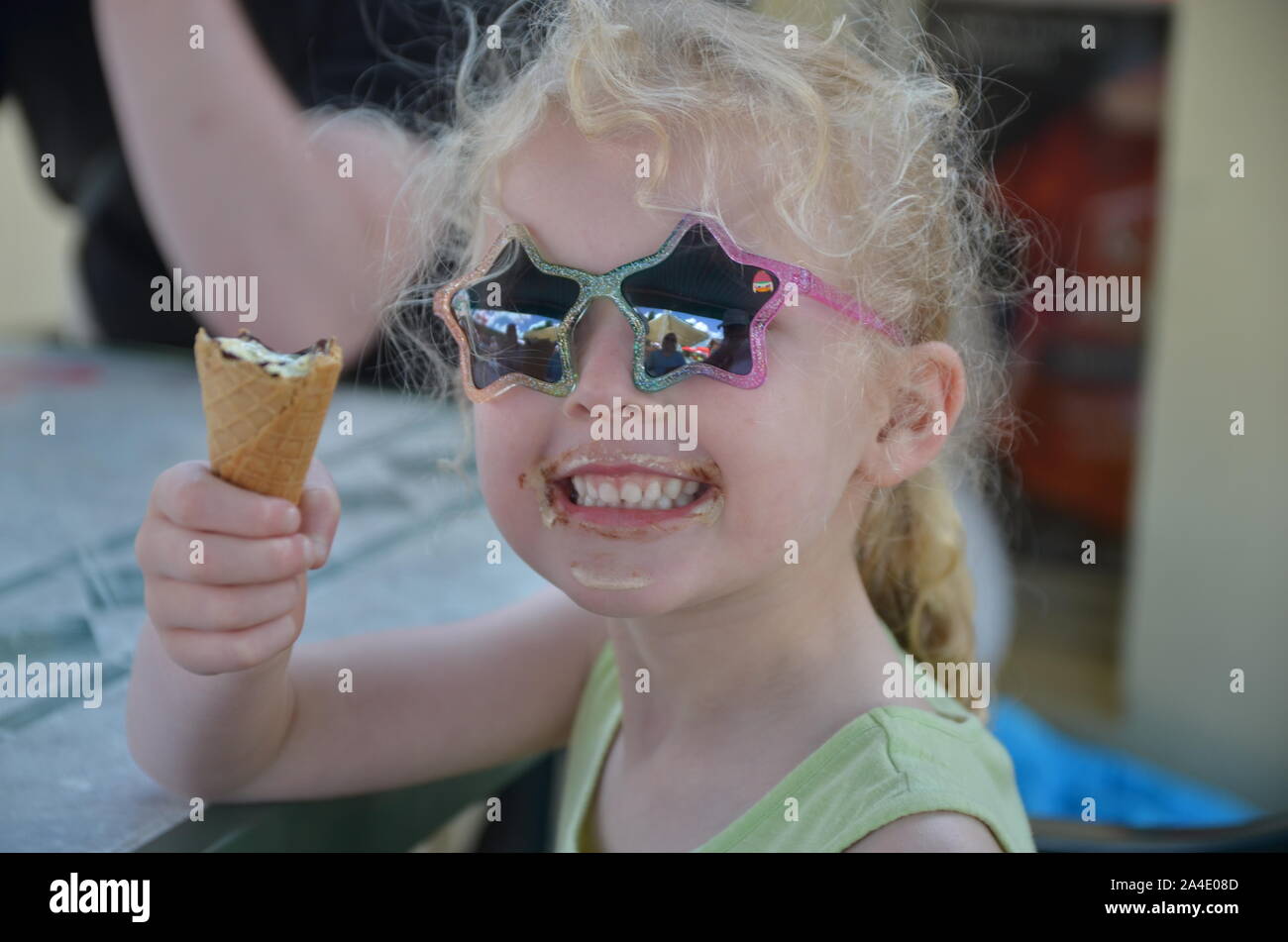Junge Mädchen Eis essen in Sonnenbrille Stockfoto
