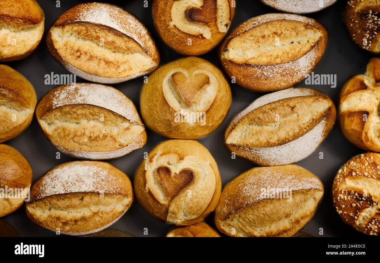 Riesige Auswahl an frischen Brötchen. Stockfoto
