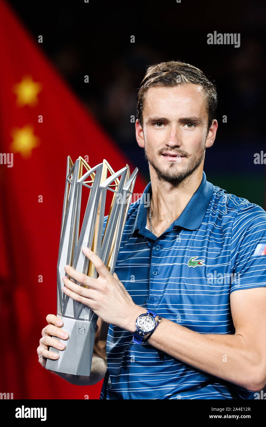 Daniil Medwedew Russlands ist der chaimpionship Schale an der Preisverleihung 2019 Rolex Shanghai Masters in Schanghai, China, 13. Oktober 2019 vergeben. Stockfoto