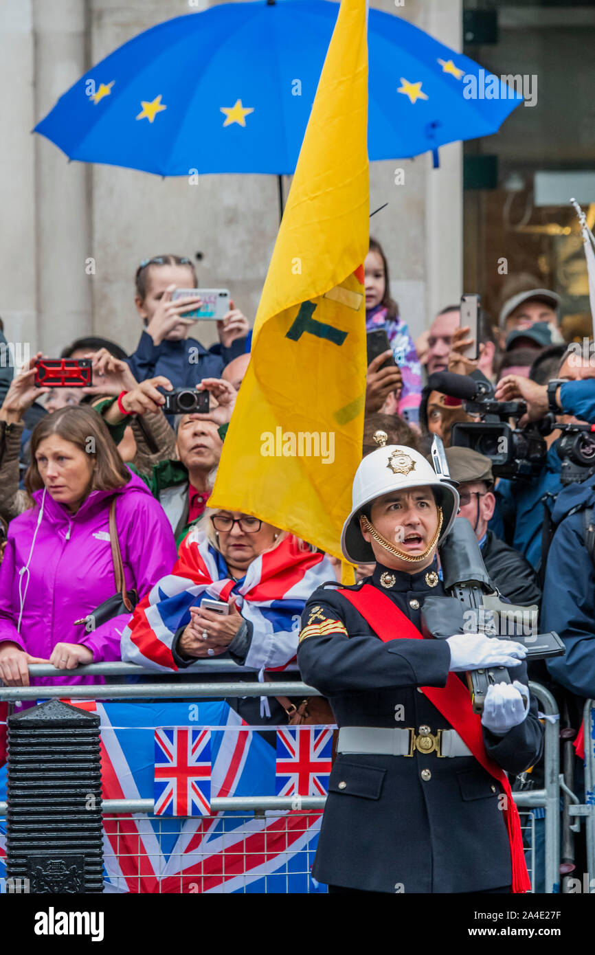 London, Großbritannien. 14 Okt, 2019. Royal Marines Linie die Route als remainers und Schulabgänger drängeln für Position auf der anderen Seite der Straße - die Königin geht dem Parlament ihre Rede als Teil des Staates zu machen. Credit: Guy Bell/Alamy leben Nachrichten Stockfoto