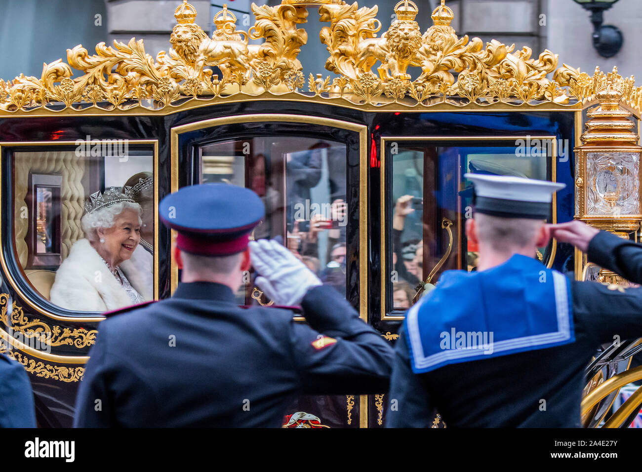 London, Großbritannien. 14 Okt, 2019. Die Königin (passieren in ihrem Zustand Trainer mit Prinz Charles und Camilla) geht dem Parlament ihre Rede als Teil des Staates zu machen. Credit: Guy Bell/Alamy leben Nachrichten Stockfoto