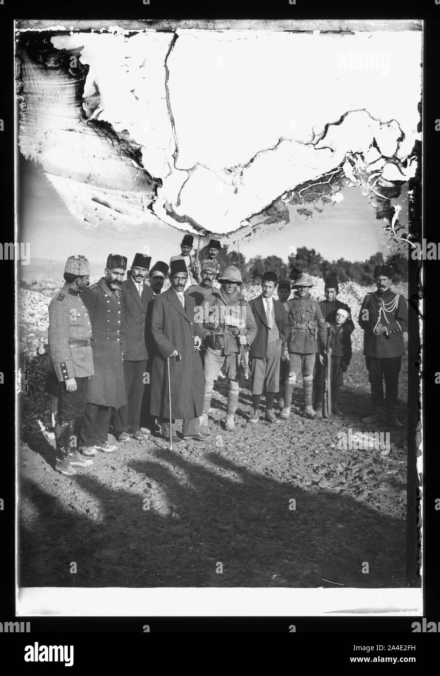 Die kapitulation von Jerusalem an die Britischen, 9. Dezember 1917. Der Bürgermeister von Jerusalem, mit weißen Flagge, bietet surender zu zwei britischen tommies (FELDWEBEL) Stockfoto