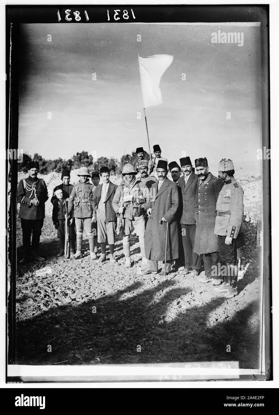 Die kapitulation von Jerusalem an die Britischen, 9. Dezember 1917. Der Bürgermeister von Jerusalem, mit weißen Flagge, mit Hingabe an zwei britischen tommies (FELDWEBEL) Stockfoto