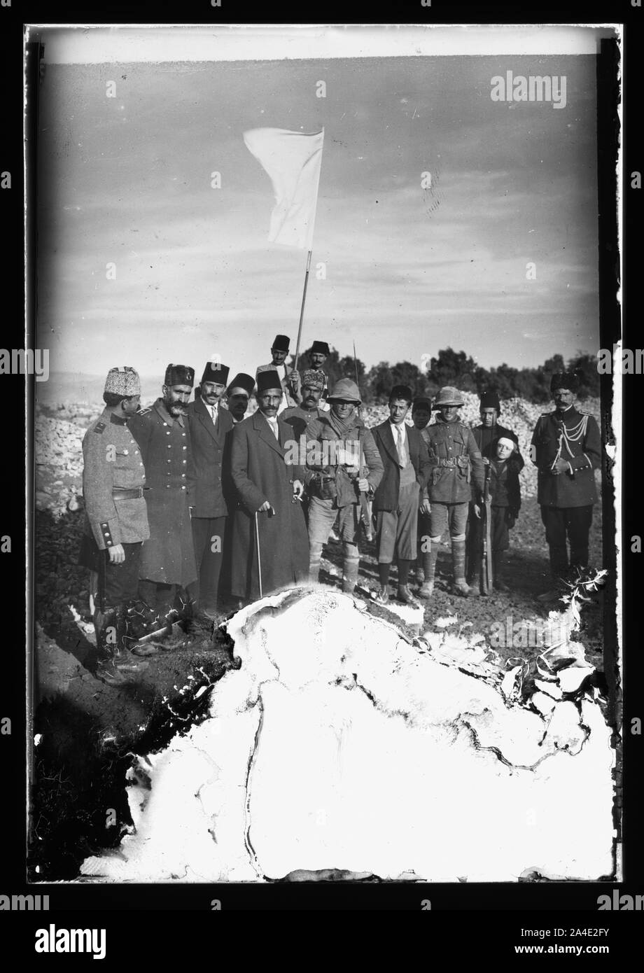 Die kapitulation von Jerusalem an die Britischen, 9. Dezember 1917. Der Bürgermeister von Jerusalem, mit weißen Flagge, mit Hingabe an zwei britischen tommies (FELDWEBEL) Stockfoto