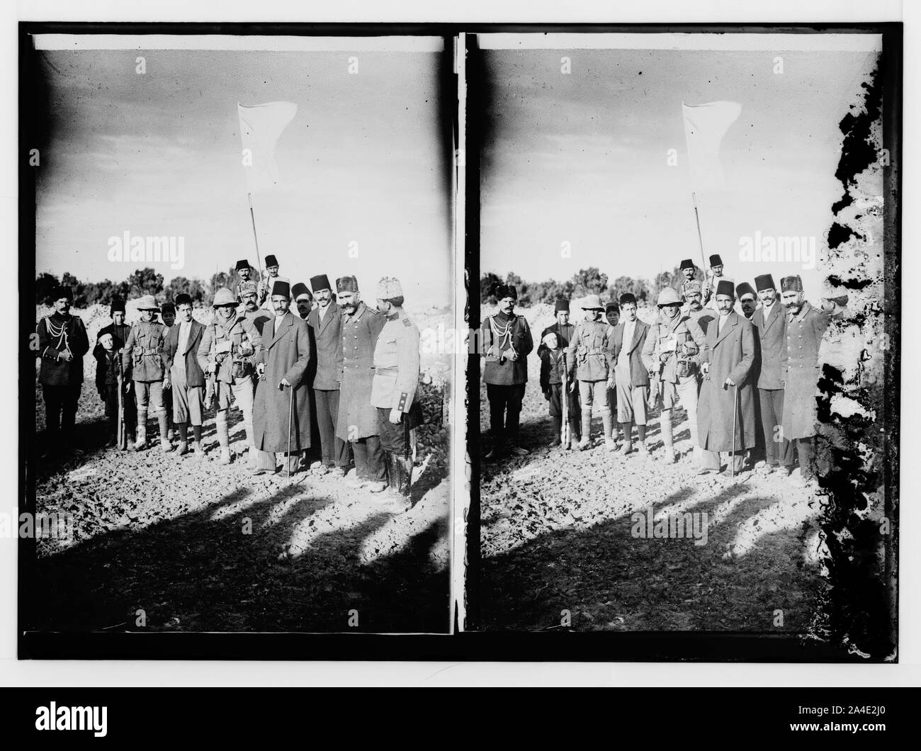 Die kapitulation von Jerusalem auf die Britische, Dezember 9th, 1917. Der Bürgermeister von Jerusalem, mit weißen Flagge, mit Hingabe an zwei britischen tommies (FELDWEBEL). Stockfoto