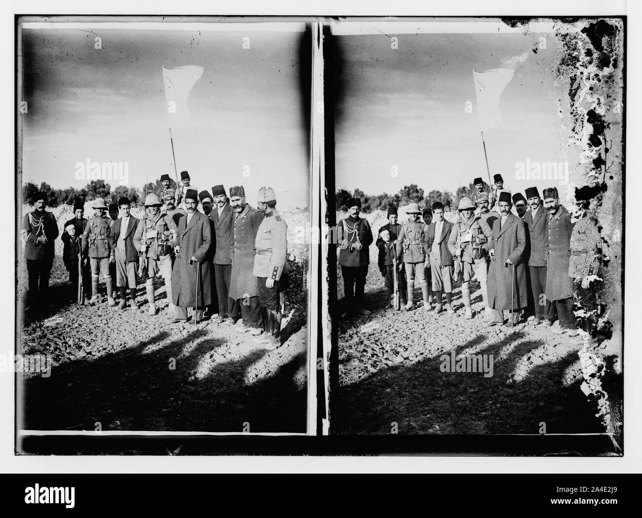 Die kapitulation von Jerusalem auf die Britische, Dezember 9th, 1917. Der Bürgermeister von Jerusalem, mit weißen Flagge, mit Hingabe an zwei britischen tommies (FELDWEBEL). Stockfoto