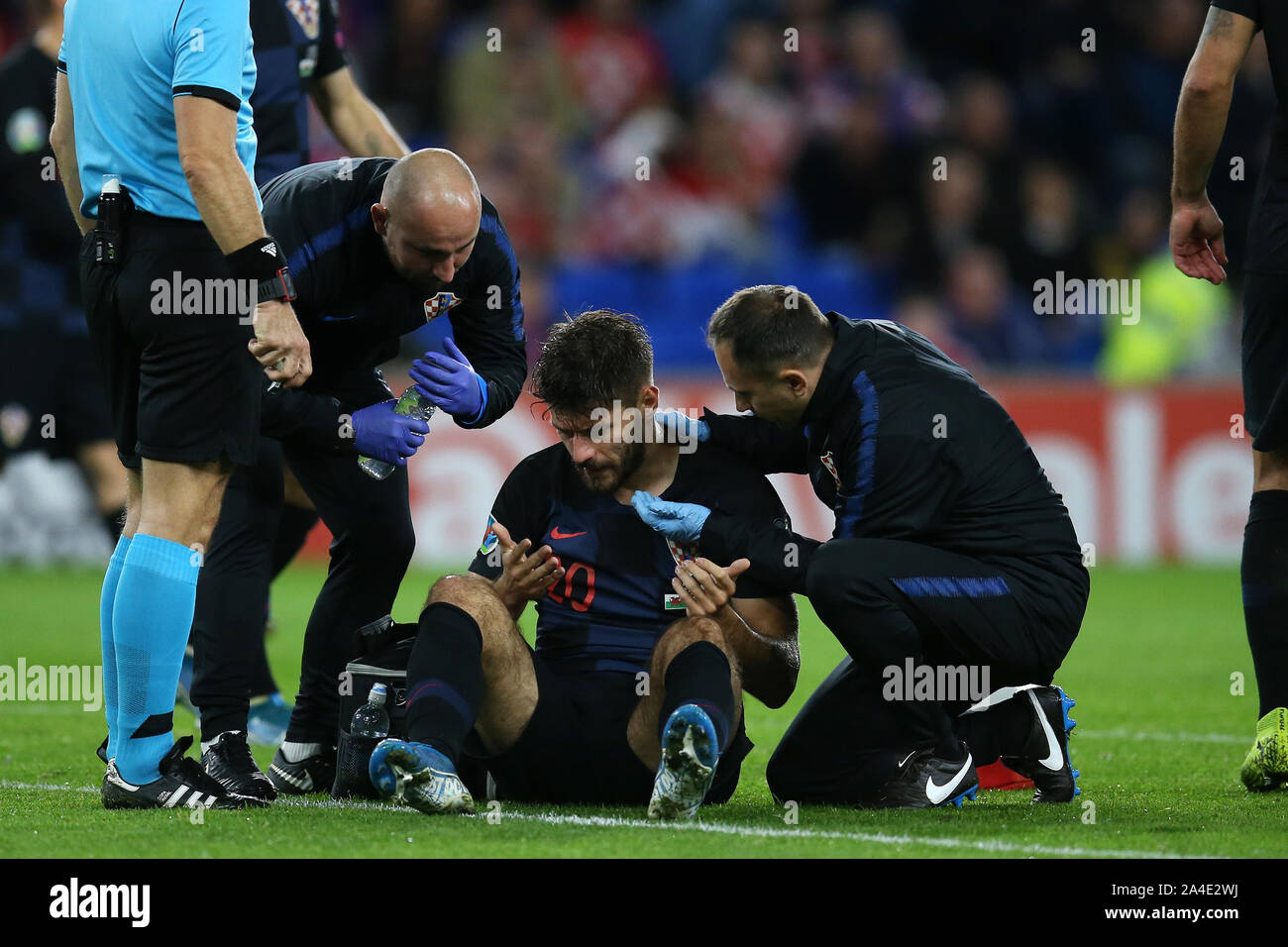 Cardiff, Großbritannien. 13 Okt, 2019. Bruno Petkovic von Kroatien ist für eine Verletzung behandelt. Die UEFA EM-Qualifikationsspiel 2020 übereinstimmen, Wales v Kroatien in Cardiff City Stadium in Cardiff, South Wales am Sonntag, den 13. Oktober 2019. pic von Andrew Obstgarten/Andrew Orchard sport Fotografie/Alamy live Nachrichten Leitartikel nur mit der Credit: Andrew Orchard sport Fotografie/Alamy leben Nachrichten Stockfoto