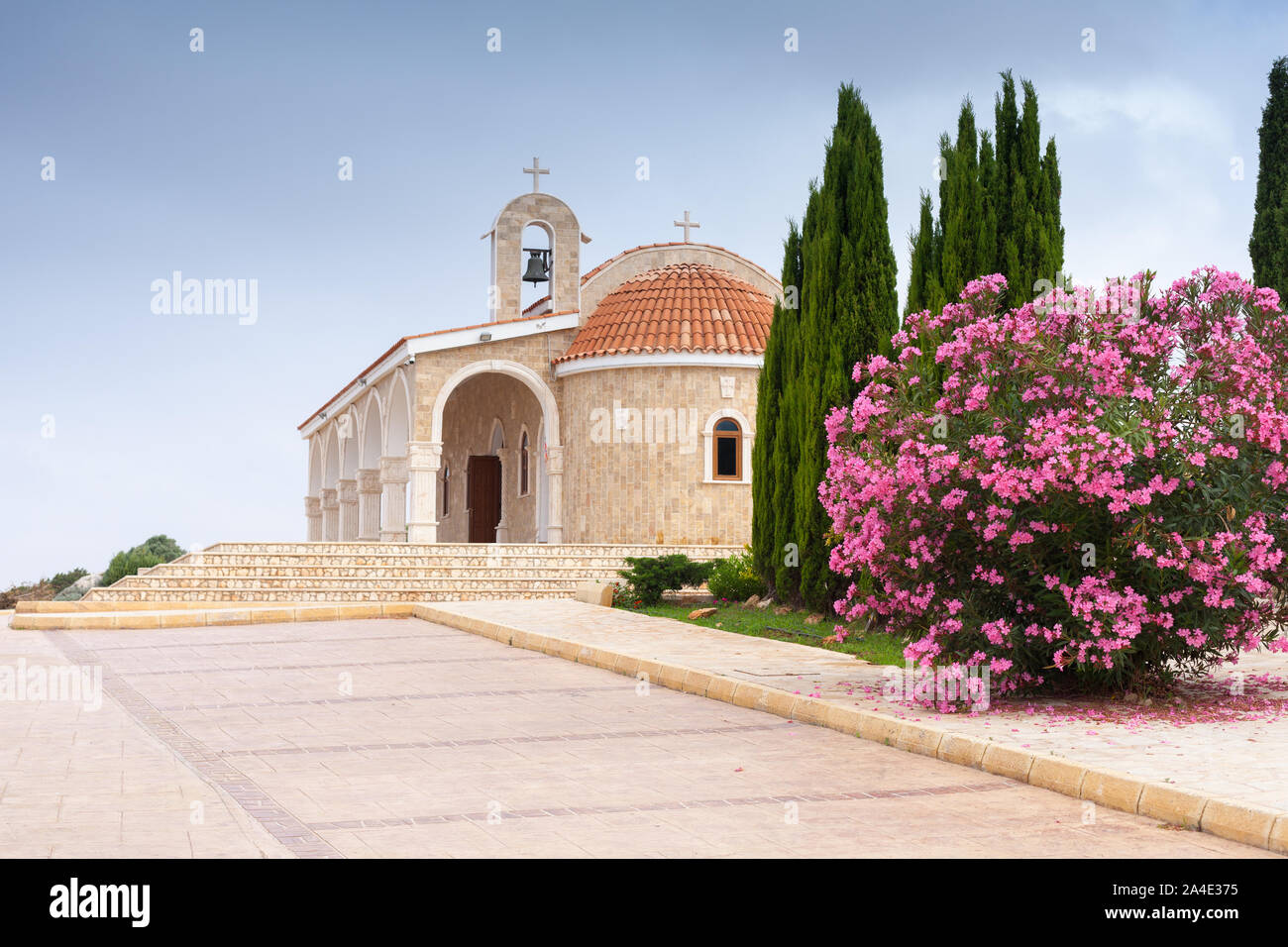 Ayia Napa, Zypern - 16. Juni 2019: Ayios Epiphanios Kapelle Außenansicht bei Tag Stockfoto