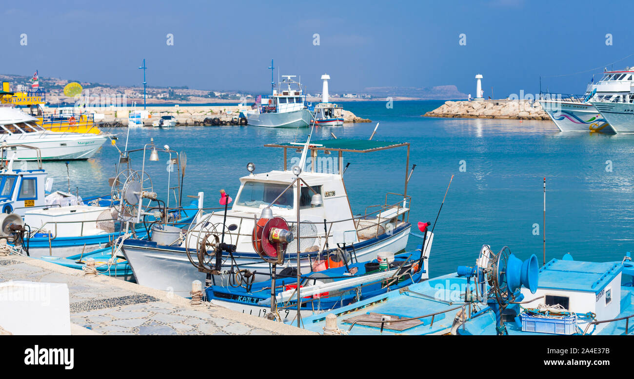 Ayia Napa, Zypern - 14. Juni 2019: Angeln und Boote im Hafen von Ayia Napa günstig Stockfoto