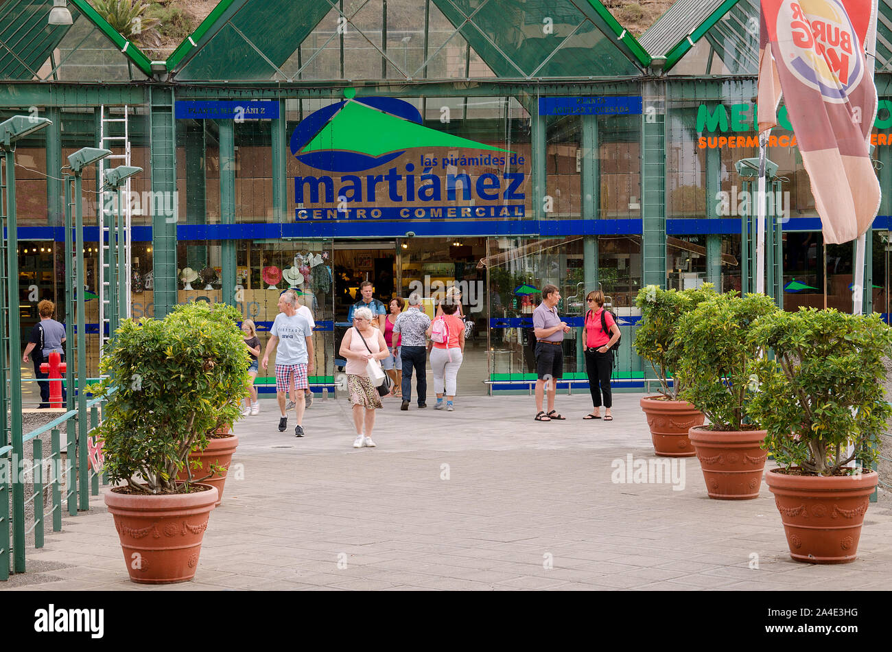 Puerto de la Cruz, Teneriffa, Spanien, 5. November 2017. Eingang  Einkaufszentrum Las Piramides de Martianez, beliebten Einkaufszentrum in  der Tourist tow Stockfotografie - Alamy