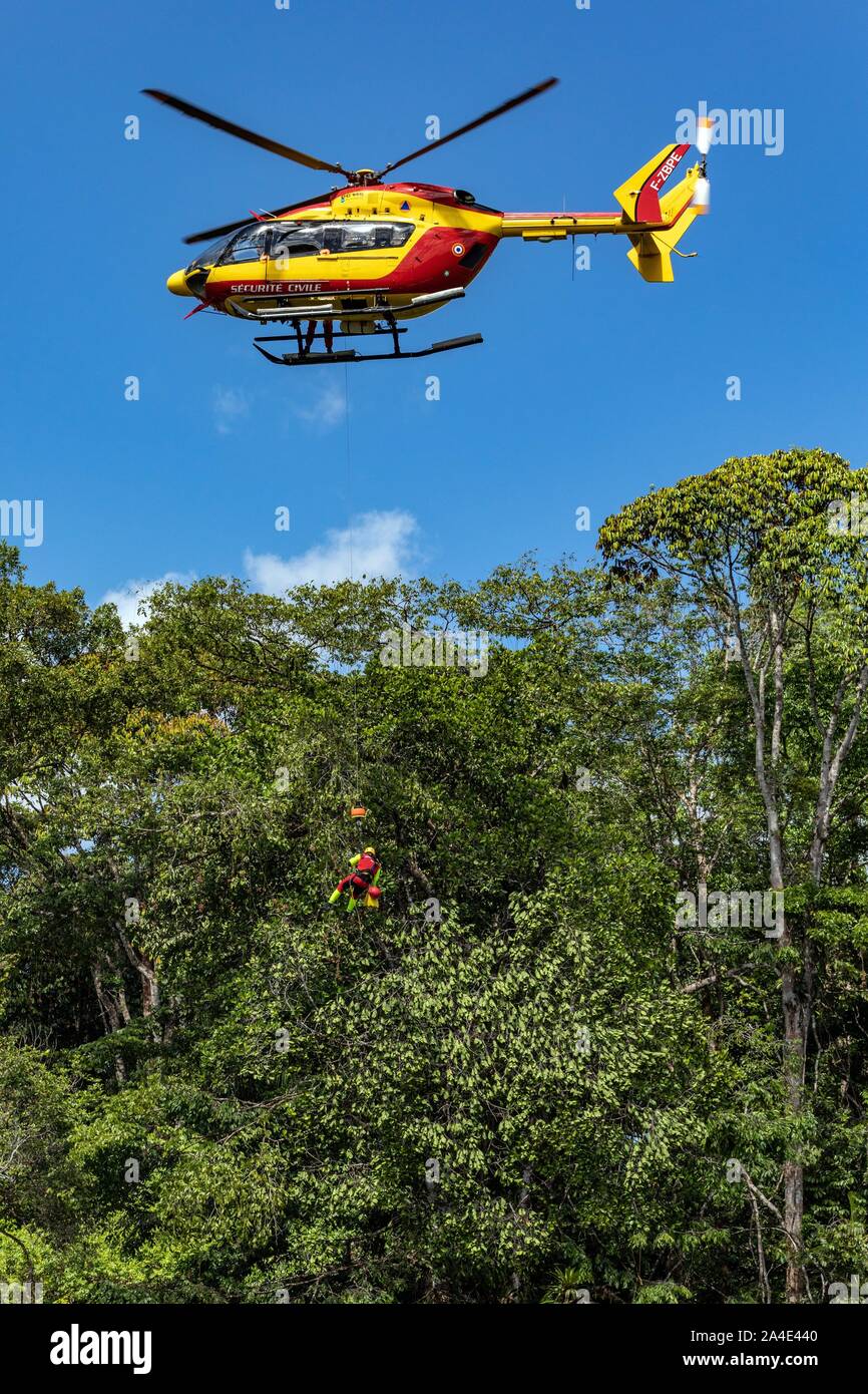 Helicopter winching ec145 -Fotos und -Bildmaterial in hoher Auflösung –  Alamy