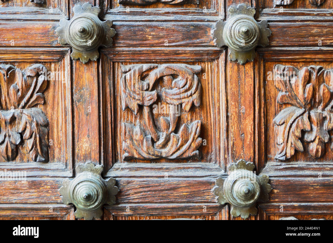 In der Nähe von Alte Tür der antiken Gebäude im Zentrum von Orotava, Teneriffa, Kanarische Inseln. Architektur Detail für Hintergrund oder Textur. Stockfoto