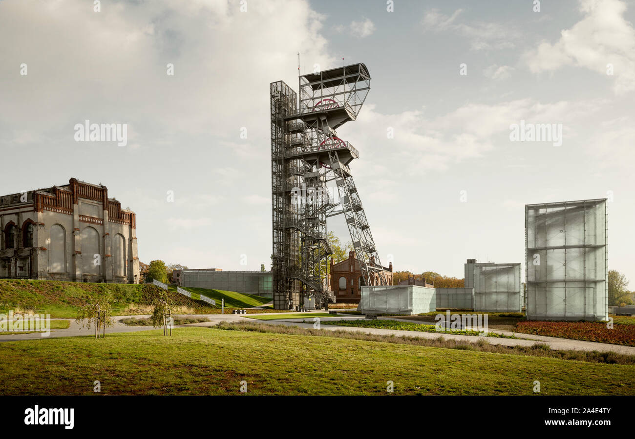 KATOWICE, Polen - 12. OKTOBER 2019: Gebäude des Schlesischen Museum mit einer Welle der ehemaligen Zeche "Katowice", jetzt als Aussichtsturm angepasst Stockfoto