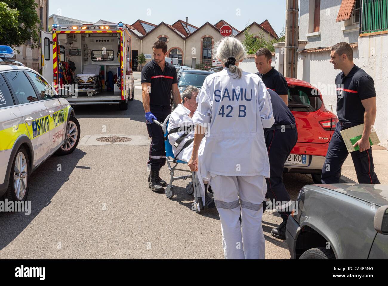 Mann aus LEIDEN BAUCHSCHMERZEN, DIE SAMU UND INTERVENTION DURCH DIE FEUERWEHRMÄNNER AUS DEM NOTFALL RETTUNGSDIENSTE IN ROANNE, Loire, Frankreich Stockfoto