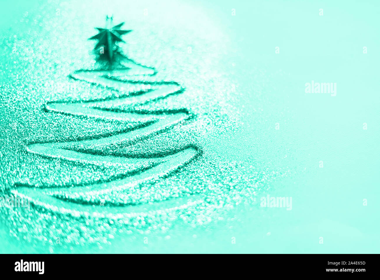 Grußkarte mit kopieren. Weihnachtsbaum mit Defokussierten Lichter, Bokeh auf mint Farbe Hintergrund. Trendy Grün und Türkis. Winter, neue Ja Stockfoto