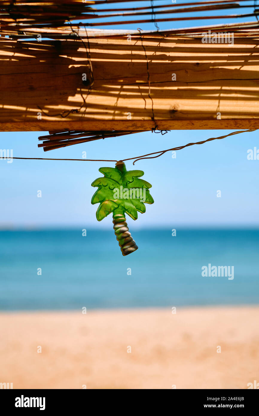 Palmen string light Verzieren eines rustikalen Strand bar Cafe mit einem blauen Himmel und Meer Strand Hintergrund - tropische Sommer Strand Urlaub Symbol Stockfoto