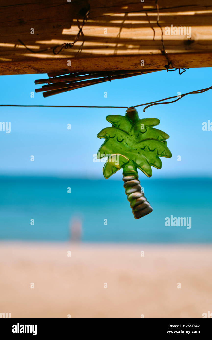 Palmen string light Verzieren eines rustikalen Strand bar Cafe mit blauem Himmel und Meer Strand Hintergrund - tropische Sommer Strand Urlaub Symbol Stockfoto
