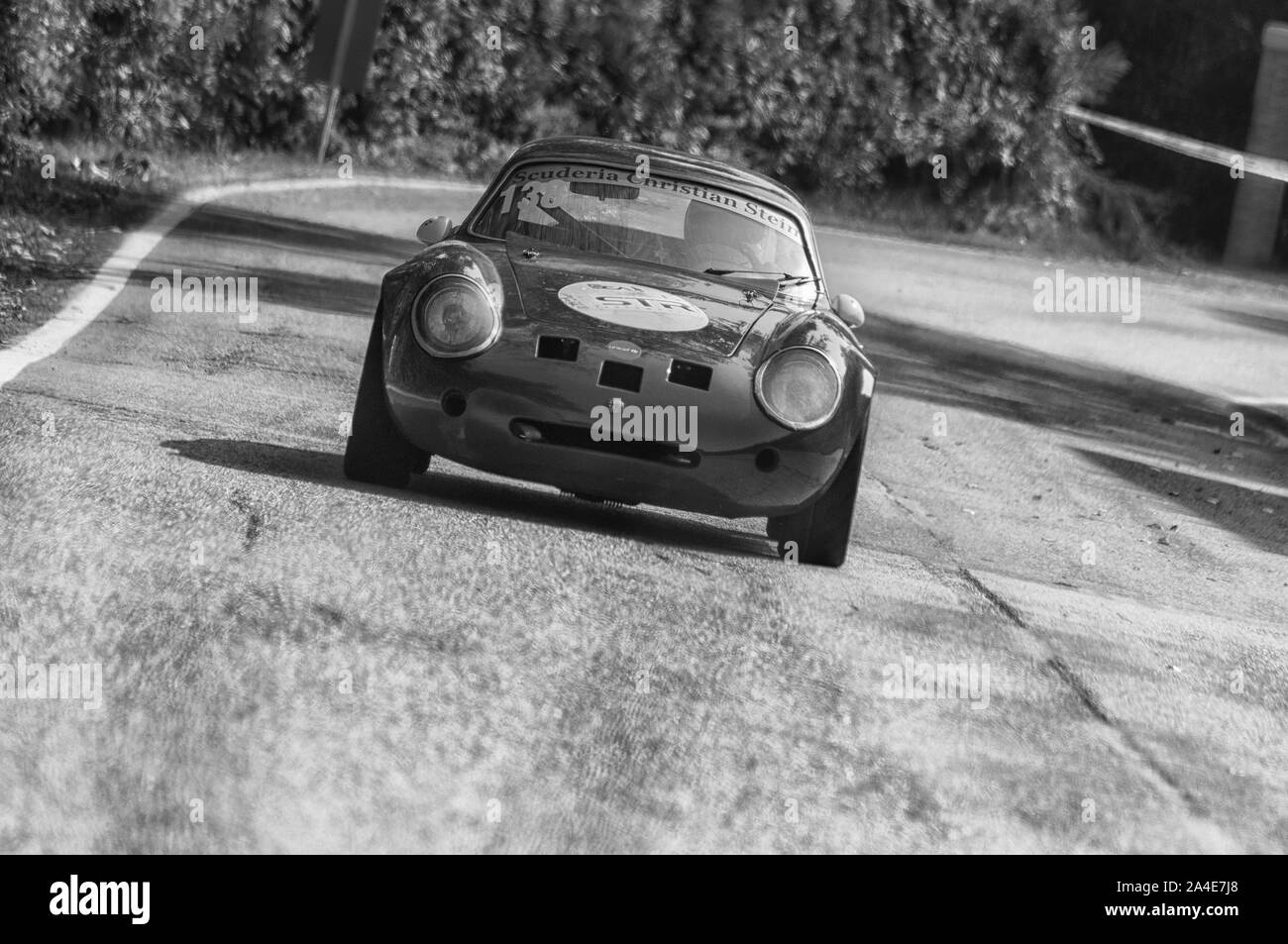 PESARO COLLE SAN BARTOLO, ITALIEN - OTT 12-2019: ALFA ROMEO GIULIETTA SZT auf einem alten Rennwagen Rallye Stockfoto