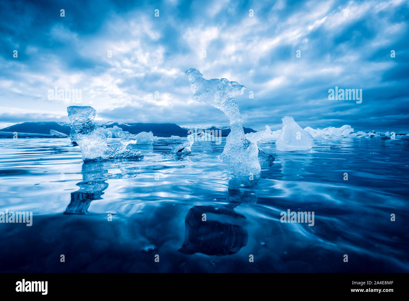 Eisberge in Gletscherlagune Jokulsarlon. Vatnajökull National Park im Südosten Island, Europa. Die Landschaftsfotografie. Durch Filter blau Tonned Stockfoto