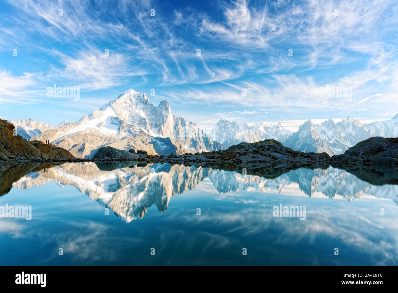 Unglaubliche Aussicht auf klares Wasser und Himmel Reflexion über Lac Blanc See in Frankreich Alpen. Monte Bianco Berge im Hintergrund. Landschaftsfotografie, Chamonix. Stockfoto