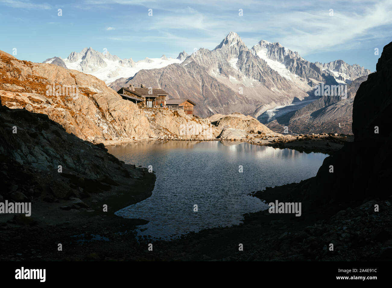 Malerischen Blick auf Wasser und Berge Reflexion über Lac Blanc See in Frankreich Alpen. Monte Bianco Bergkette im Hintergrund. Landschaftsfotografie, Chamonix. Stockfoto