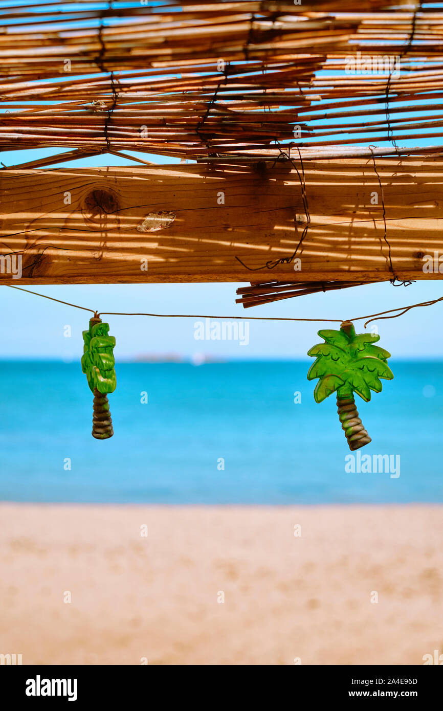 Palmen string Lichter Verzieren eines rustikalen Strand bar Cafe mit blauem Himmel und Meer Strand Hintergrund - tropische Sommer Strand Urlaubsparadies Stockfoto