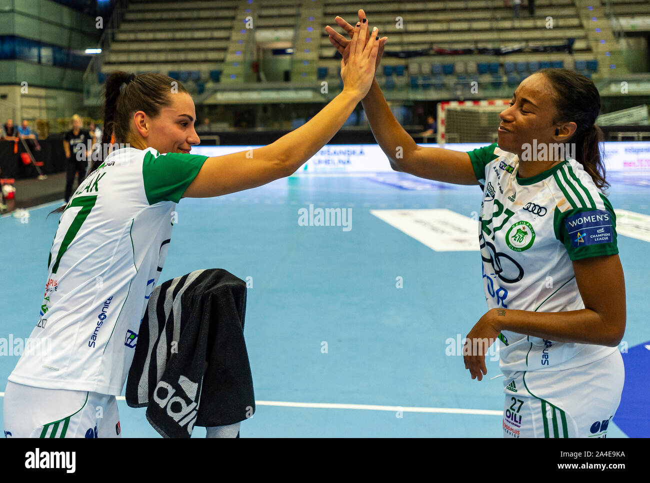 Szidonia Puhalak, Links, und Estelle Nze Minko von Györ Feiern nach dem Gewinn der Frauen handball Champions League 2. Runde DHK Banik Die meisten vs Gyori Audi ETO KC in Chomutov, Tschechische Republik, 13. Oktober 2019. (CTK Photo/Ondrej Hajek) Stockfoto