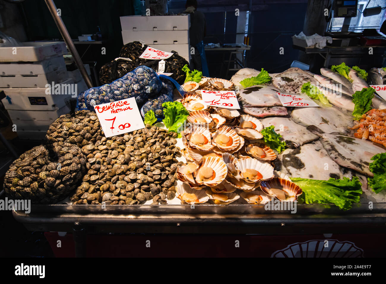 Venedig, Italien - 8. August 2014: frische Meeresfrüchte auf venezianischen Markt mit Preisliste Stockfoto