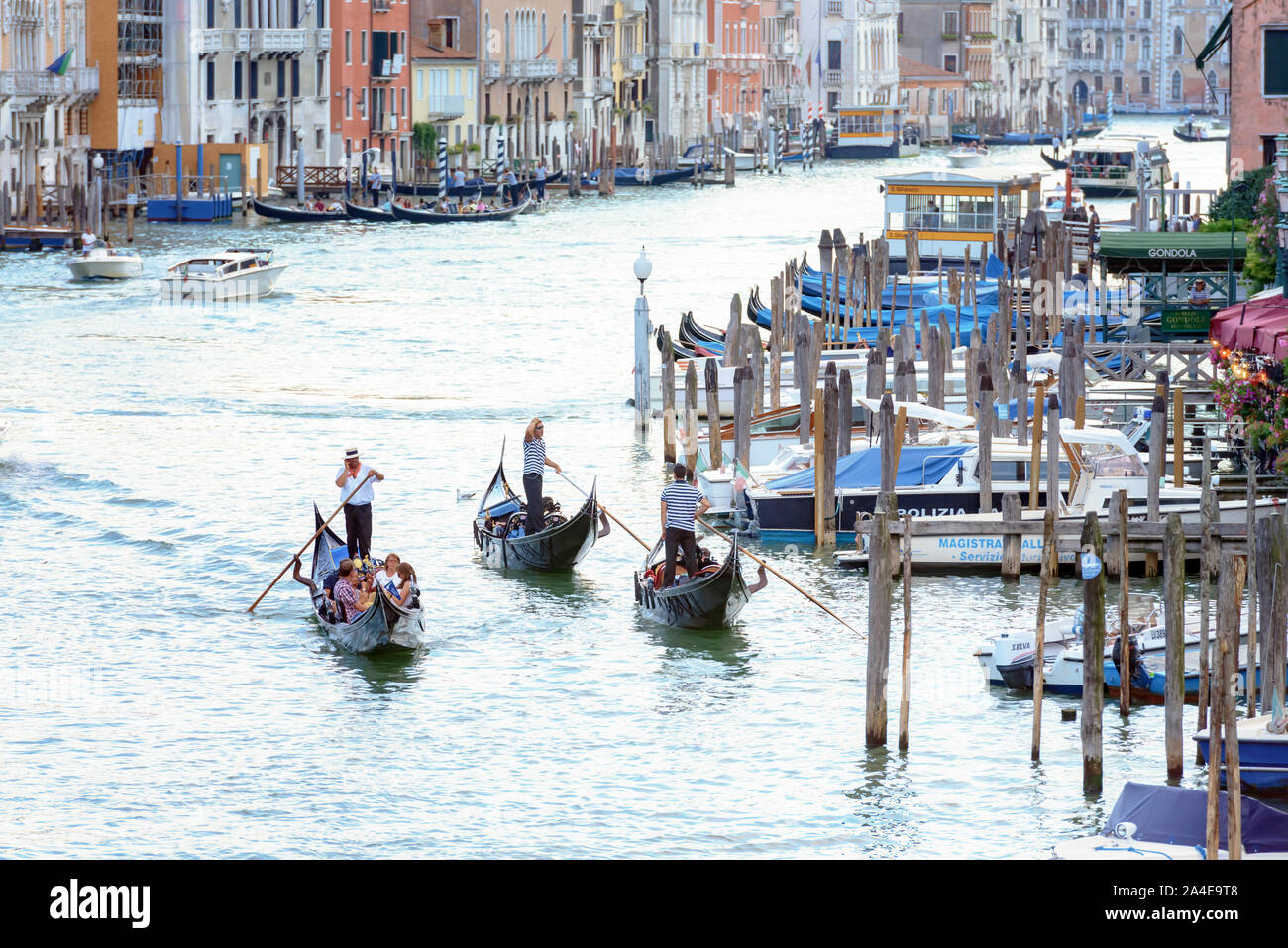 Venedig, Italien - 7. August 2014: Gondeln und Boote auf venezianischen Canale Grande Stockfoto